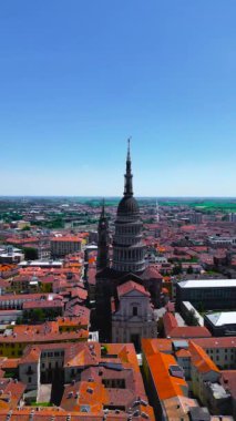 İtalya, Novara 'daki Basilica Saint Gaudenzio' nun hava manzarası. Din kavramı. Yüksek kalite FullHD insansız hava aracı görüntüleri