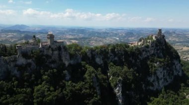 San Marino Cumhuriyeti kalesinin ve eski kasabanın havadan görünüşü. Yüksek kalite 4k drone görüntüsü