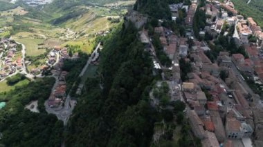 San Marino Cumhuriyeti kalesinin ve eski kasabanın havadan görünüşü. Yüksek kalite 4k drone görüntüsü