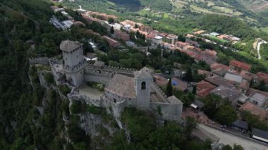 San Marino Cumhuriyeti kalesinin ve eski kasabanın havadan görünüşü. Yüksek kalite 4k drone görüntüsü