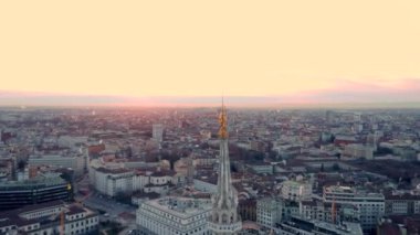 Milan Katedrali Piazza Del Duomo Di Milano ve Galleria Vittorio Emanuele Şehir Merkezi Milano Günbatımı 'nın havadan görüntüsü. Milan İtalya 'da 4K görüntü. Yüksek kalite 4k görüntü
