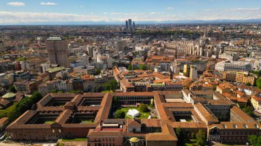 Milan Üniversitesi 'nin havadan görüşü. Milan Tasarım Haftası 2024 'te insansız hava aracı fotoğrafçılığı. Yüksek kaliteli hava fotoğrafı..
