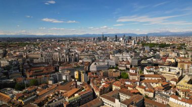 Milan 'ın panoramik manzarası. Milano, Lombardiya 'nın başkenti ve İtalya' nın en kalabalık ikinci şehridir. Yüksek kaliteli hava fotoğrafı.