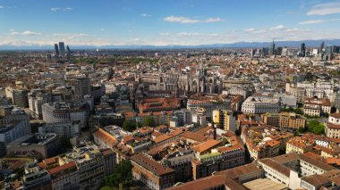 Milan 'ın panoramik manzarası. Milano, Lombardiya 'nın başkenti ve İtalya' nın en kalabalık ikinci şehridir. Yüksek kalite drone fotoğrafı.