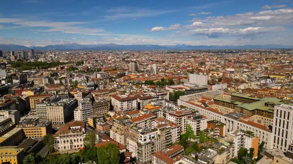 Milano şehir manzarası mavi gökyüzünün arka planına karşı, güneşli havada yukarıdan manzara. Yüksek kalite fotoğraf