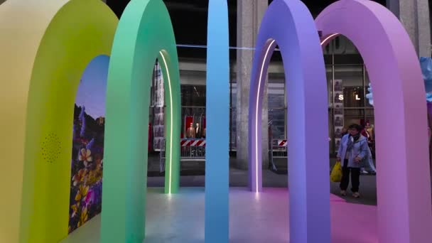 Instalación Arco Iris Centro Milán Design Week 2024 Con Una — Vídeo de stock