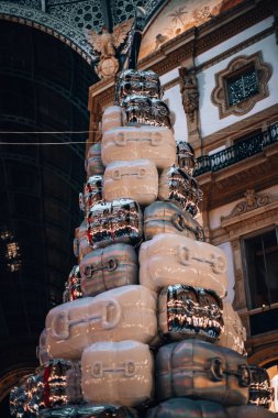 İtalya, Milan 27.12.2023 - İtalyan lüks moda evi Gucci sponsorluğunda Galleria Vittorio Emanuele II 'de Noel ağacı. 