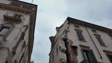 Verona 'nın tarihi mimarisi. Verona İtalya 'nın tarihsel kısmını gezin. Eski şehir binalarının mimarisi. Yüksek kalite 4k görüntü