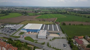 Lojistik merkezinin hava görüntüsü. San Giuliano Milano şehrinin en iyi manzarası. Bir bahar günü evlerin ve sokakların insansız hava aracı görüntüsü. Milan, Lombardiya, İtalya. 