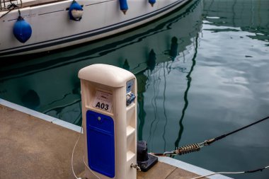 Limandaki gemiler ve tekneler için istasyon olarak. Cenova 'nın eski Antico Limanı, yatları ve tekneleri var. Ceneviz, Ligurya, İtalya 26.04.2024. 