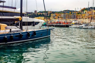 Cenova 'nın eski Antico Limanı, yatları ve tekneleri var. Ceneviz, Ligurya, İtalya 26.04.2024. 