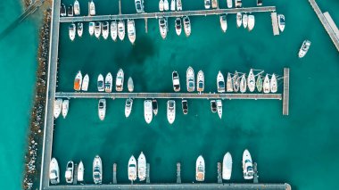 Huzurlu Marina Sahnesi Yukarıdan Yakalandı: Sakin bir Azure Körfezi 'ne demirlemiş yelkenliler. İtalya, Peschiera del Garda. 