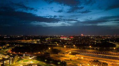 İtalya 'nın Milano şehrinin gece görüntüsü.. 