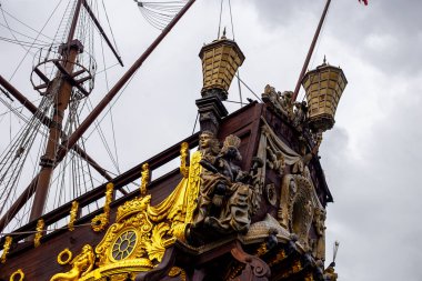 Cenova 'nın eski limanında turistler için tahta korsan gemisi. Liguria, İtalya 04.2024. 