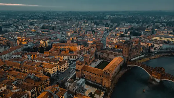  İtalya Havacılık Manzarası 'ndaki Unesco Monument Scaliger Bridge. Verona, İtalya. 