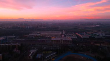 Şehir manzarası üzerindeki pembe günbatımı bir drone 'dan. İtalya, Milan. Yüksek kalite 4k drone görüntüsü
