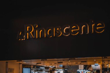 Milan, İtalya 10.01.2024 - Alışveriş merkezine giriş Rinascente Milano Piazza Duomo. Rinascente, İtalyan ve uluslararası markaların 1865 yılında kurulduğu lüks bir mağaza koleksiyonudur. Yüksek