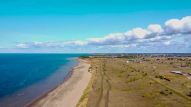 Rusya 'nın Togliatti kentinde, sonbaharda Volga Nehri kıyısının hava manzarası. Sonbaharda kırsal alanda, büyük bir nehir kuşunun gözünün önünde. Sıcak bir sonbahar gününde doğa manzarası. 4k deone görüntüsü