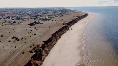 Nehir kıyısı hava manzaralı kırsal bölge, Samara bölgesi, Rusya. Sonbaharda kırsal alanda, büyük bir nehir kuşunun gözünün önünde. Sıcak bir sonbahar gününde doğa manzarası. Yüksek kalite 4k görüntü