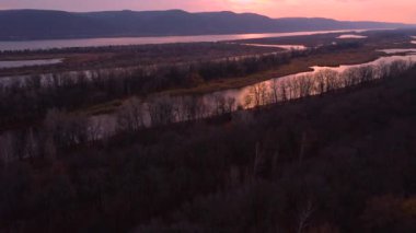 Volga Nehri, Ormanı ve Grushinsky Festivali Çayırı 'nın Havadan Bakış Alanı. Rusya 'nın doğası sonbaharda bir insansız hava aracından görünür. Yüksek kalite 4k görüntü