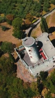 İtalya 'nın Iseo Gölü' ndeki Monte Isola adasındaki havacılık manzaralı kale Rocca Martinengo. 