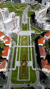 Dört Mevsim ve Şehir Yaşamı Çeşmesi Milano Gökdelenleri. Hava manzaralı. Milan, İtalya 1.05.2024. 