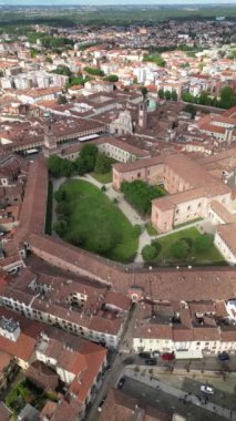 İtalya 'nın Vigevano kentindeki hava manzaralı Ducale Sarayı tarihi binaları. 