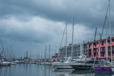 Cenova 'nın eski Antico Limanı, yatları ve tekneleri var. Ceneviz, Ligurya, İtalya 26.04.2024. 