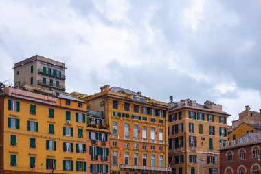 Cenova, Liguria, İtalya 26.04.2024 - Cenova şehrinin eski mimarisi Cenova 'nın limanındaki renkli geleneksel evler. 