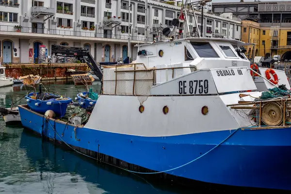 Cenova limanında balıkçı tekneleri. Ceneviz, Ligurya, İtalya 25.04.2024. Yüksek kalite fotoğraf