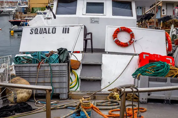 Cenova limanında balıkçı tekneleri. Ceneviz, Ligurya, İtalya 25.04.2024. Yüksek kalite fotoğraf
