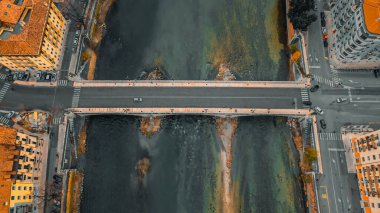 İtalya, Veneto 'daki Adige Nehri' ni geçen Garibaldi Köprüsü 'nün aşağı tarafındaki hava üssü. Gündüzleri turuncu çatıları olan sokaklar ve meskenler.. 