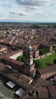 İtalya 'nın Vigevano kentindeki hava manzaralı tarihi binalar. Yüksek kalite 4k görüntü