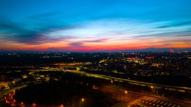 Şehir trafiği otobanının kavşağında büyük, çok şeritli bir kavşak. Toplu taşıma banliyö kirliliği iş konsepti. Milan, İtalya. Yüksek kalite drone fotoğrafı