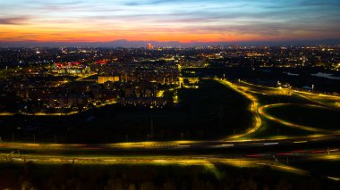 Şehir trafiği otobanının kavşağında büyük, çok şeritli bir kavşak. Toplu taşıma banliyö kirliliği iş konsepti. Milan, İtalya. Yüksek kalite drone fotoğrafı