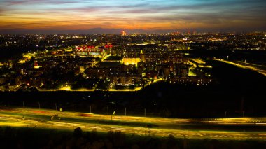 Şehir trafiği otobanının kavşağında büyük, çok şeritli bir kavşak. Toplu taşıma banliyö kirliliği iş konsepti. Milan, İtalya. Yüksek kalite drone fotoğrafı