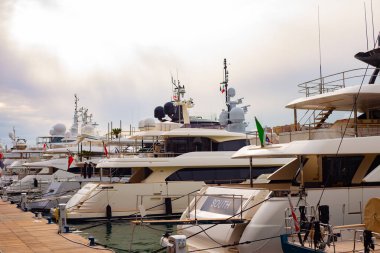 Liguria, İtalya 20.04.2024 - Cenova limanında lüks yatlar. 