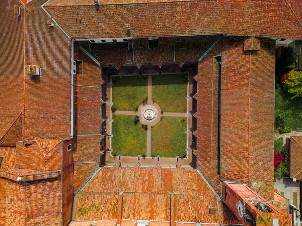 Chiaravalle hava manzaralı manastır. Gotik ve Romanesk tarzında 12. yüzyıl manastırı. Yüksek kalite drone fotoğrafı