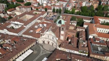 Ducale Meydanı 'ndaki Sant Ambrogio Katedrali' nin havadan görünüşü. Vigevano, Lombardiya, İtalya. 