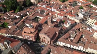 Santa Maria del Popolo 'nun hava manzaralı kilisesi. Vigevano, İtalya. Yüksek kalite 4k drone görüntüsü