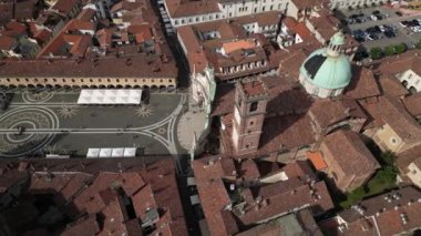 Vigevano, İtalya 'da hava manzaralı Ducale Meydanı. 