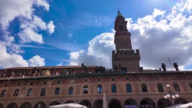 Vigevano, Lombardia, Italia 05.2024 - Rönesans sırasında atari salonu ve katedralle oluşturulan güzel antik meydan. 
