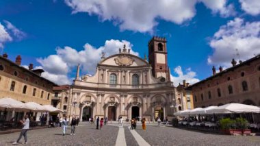 Vigevano, Lombardia, Italia 05.2024 - Rönesans sırasında atari salonu ve katedralle oluşturulan güzel antik meydan. 