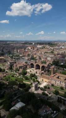 Roma Forumu ve Antik Roma 'nın kalıntıları. İtalya. Antik Roma harabeleri, Roma Forumu, Kolezyum. Hava saldırısı..