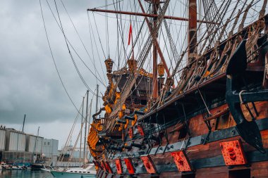 Ceneviz, Ligurya, İtalya 26.04.2024 - Cenova limanında güzel bir gemi. 1985 yapımı Pirates filmi için yapılan 17. yüzyıl İspanyol kalyonunun yüzen bir kopyası. Yüksek kalite fotoğraf