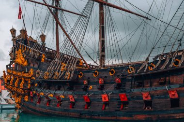 Ceneviz, Ligurya, İtalya 26.04.2024 - Cenova limanında güzel bir gemi. 1985 yapımı Pirates filmi için yapılan 17. yüzyıl İspanyol kalyonunun yüzen bir kopyası. Yüksek kalite fotoğraf