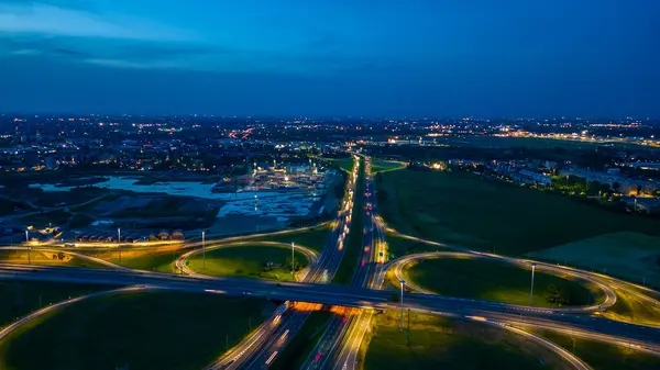 Road and Roundabout, gece çok katlı kavşak otoyolu. Milano, İtalya. 