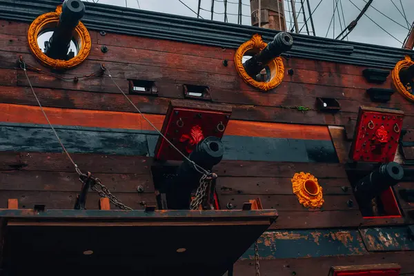Ceneviz, Ligurya, İtalya 26.04.2024 - Cenova limanında güzel bir gemi. 1985 yapımı Pirates filmi için yapılan 17. yüzyıl İspanyol kalyonunun yüzen bir kopyası. Yüksek kalite fotoğraf