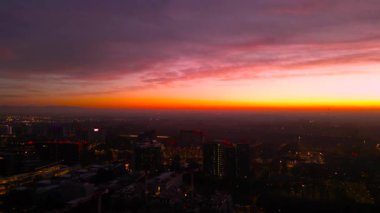 Şehir manzarası üzerinde gün batımı yukarıdan.