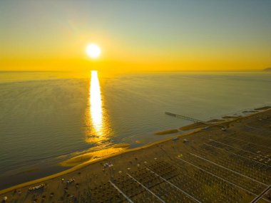 Adriyatik Denizi üzerinde güzel bir gün doğumu. Rimini, İtalya 'nın insansız hava aracı görüntüsü. Yüksek kalite fotoğraf